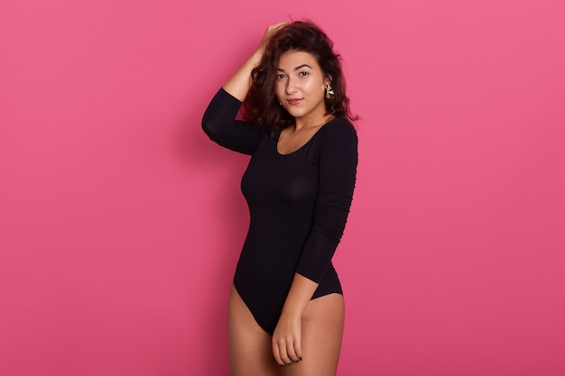 Free photo slender and young girl with beautiful and fit body wearing black bodysuit