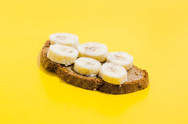 Foto gratuita fetta di pane con banana
