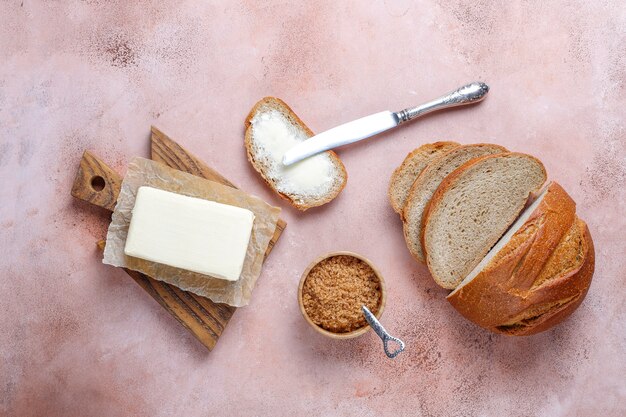 Кусочек хлеба с маслом.