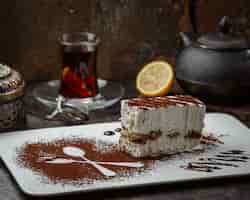 Foto gratuita fetta di torta con cacao in polvere