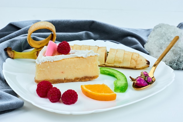 A slice of cheesecake with fruits.
