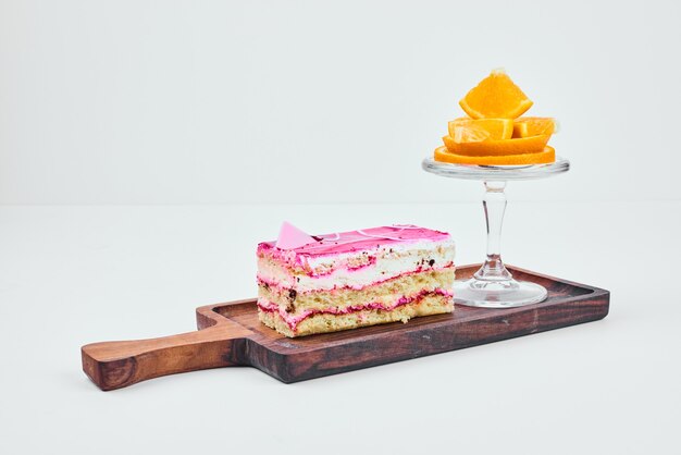 핑크 크림 치즈 케이크 한 조각.