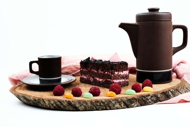 コーヒーセットとチョコレートブラウニーケーキのスライス。