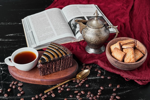 クラッカーとお茶のカップとチョコレートケーキのスライス。