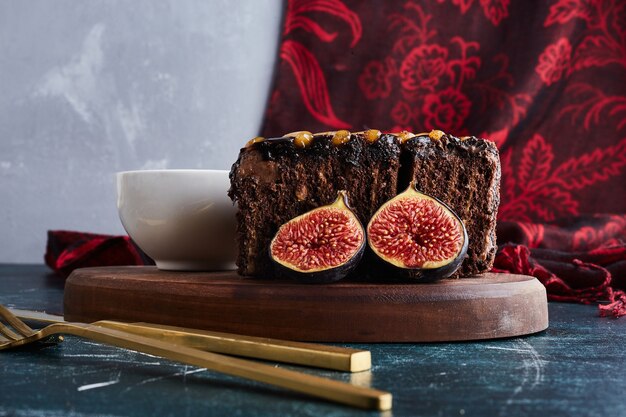 Free photo a slice of chocolate cake with figs.