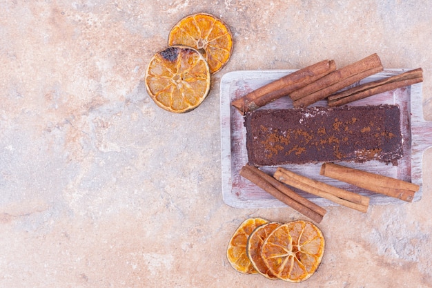 Free photo a slice of chocolate cake with orange and cinnamon