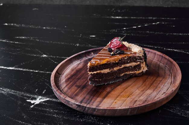 木の板にチョコレートキャラメルケーキのスライス。