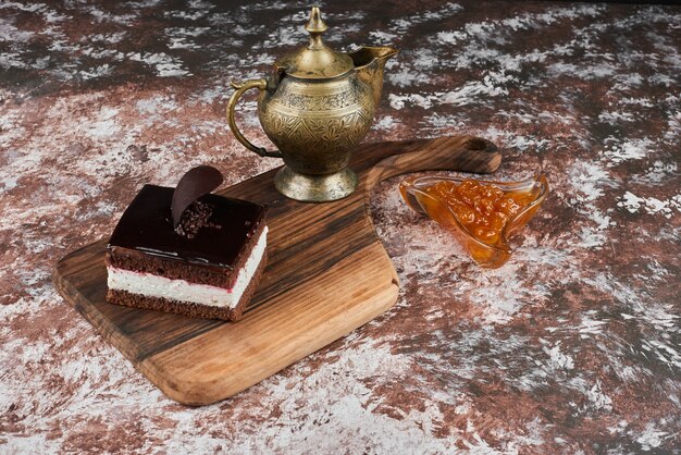 A slice of chocolate cheesecake with confiture. 