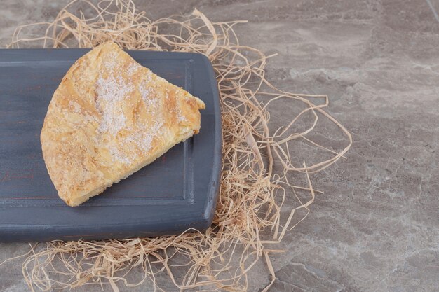 Foto gratuita una fetta di focaccia di feseli su una tavola su marmo