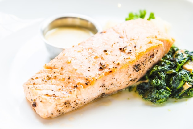 Foto gratuita fetta di pesce cucinato il pranzo sano