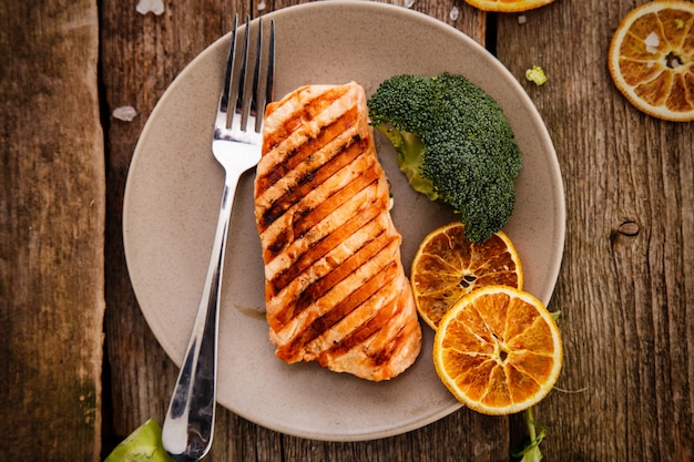 Free photo slice of grilled salmon