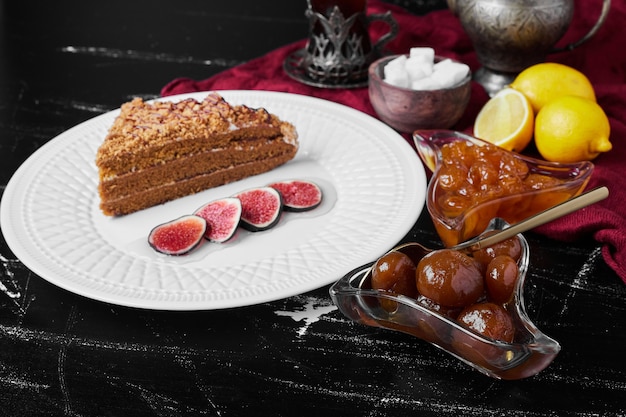 Una fetta di torta al miele con fichi e confettura.