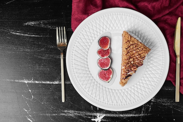 무화과와 꿀 케이크 한 조각.