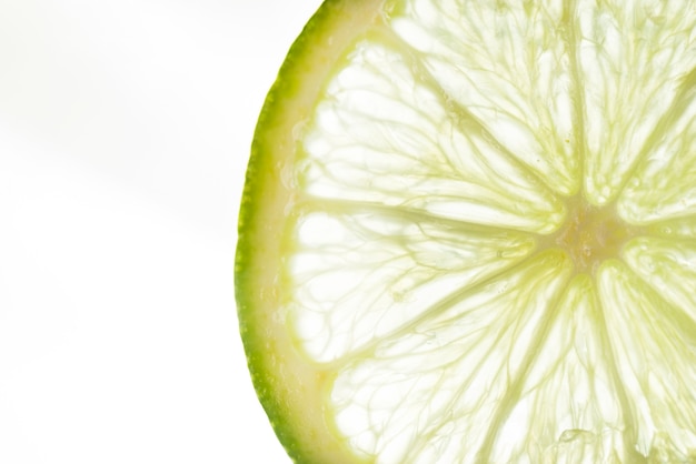 Foto gratuita fetta di lime con fondo bianco