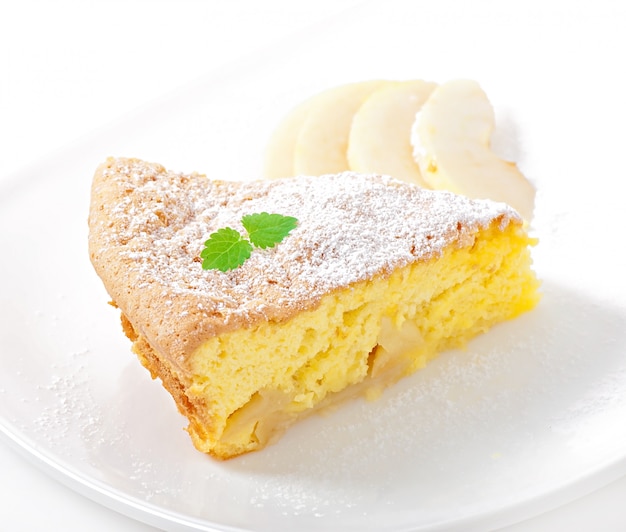 Бесплатное фото Ломтик яблочного пирога с фруктами на тарелке, украшенной мяты