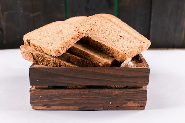 Бесплатное фото Ломтик хлеба на столе