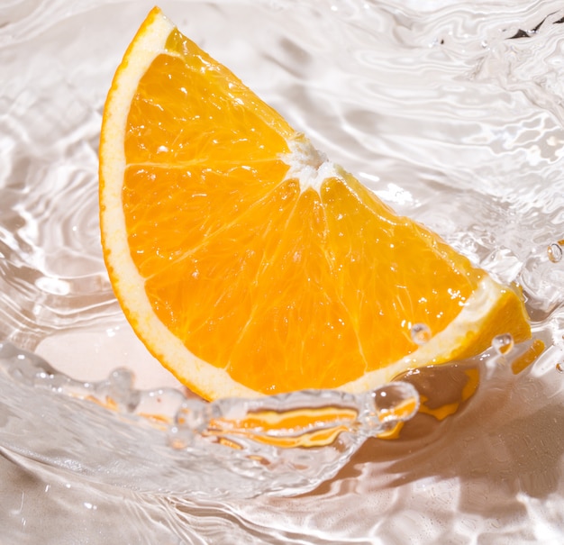 Free photo slice of an orange in water