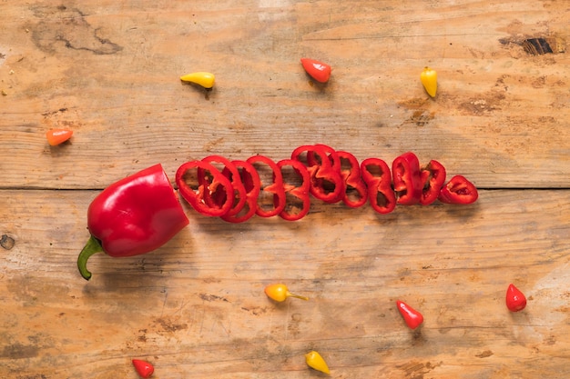 Free photo slice paprika on wooden backdrop