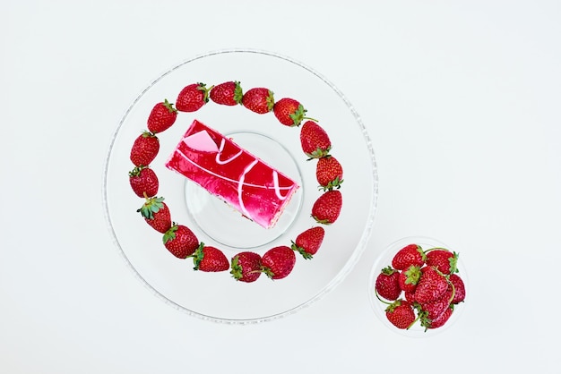 イチゴとピンクのケーキのスライス。
