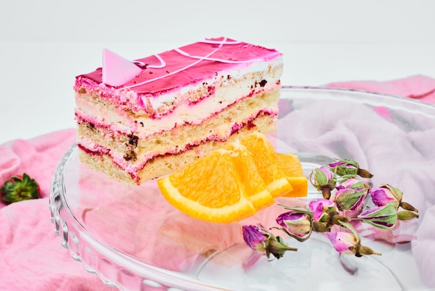 Кусочек малинового торта с апельсинами.