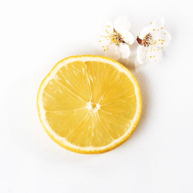 흰색에 잘 익은 레몬 감귤 류의 과일을 슬라이스.