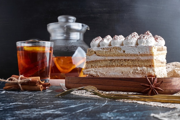 Foto gratuita una fetta di tiramisù con un bicchiere di bevanda.