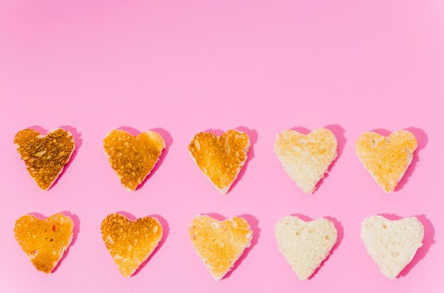 Foto gratuita fetta di pane tostato a forma di cuore