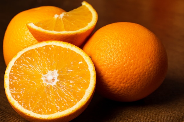 Бесплатное фото Нарезанные и целые апельсины