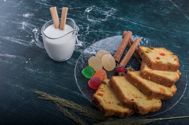 Foto gratuita fette di biscotto e marmellate servite con cannella e latte