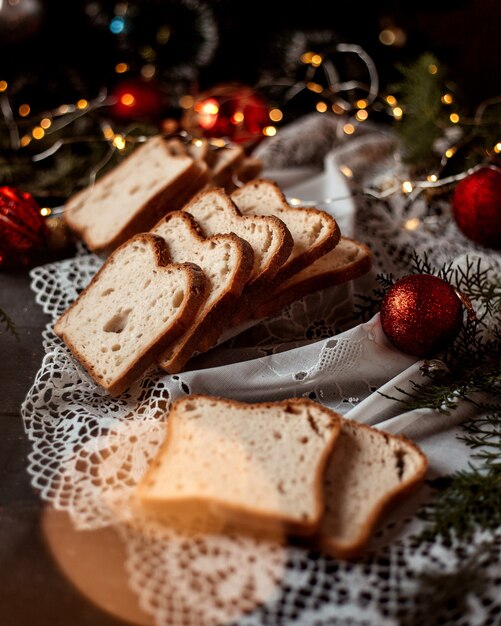 Нарезанный хлеб и новогодние игрушки