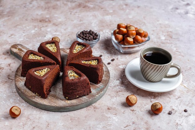 Torta brownie a fette con nocciole.