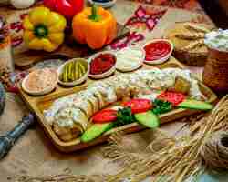 Foto gratuita doner affettato in lavash con panna acida in cima