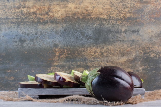 Melanzane e zucchine a fette su tavola di legno. foto di alta qualità