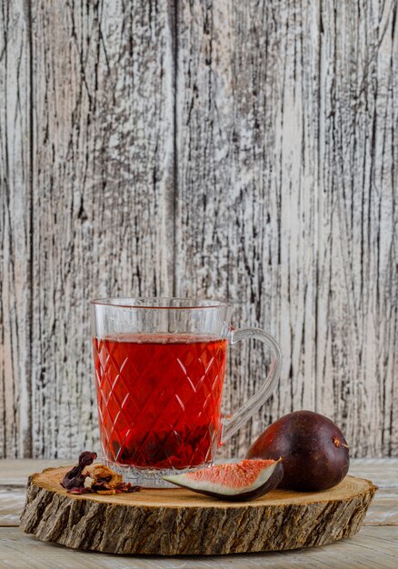 お茶、木の板にイチジクをスライス、木製の乾燥ハーブの側面図