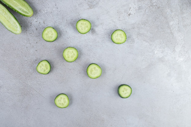 Free photo sliced fresh cucumbers on a gray background. high quality photo