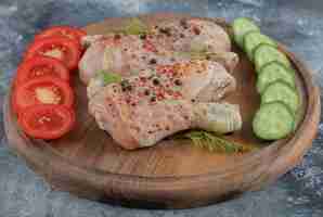 Free photo sliced fresh vegetable and raw chicken legs.