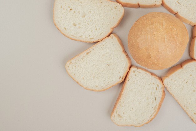 흰색 표면에 신선한 흰 빵을 슬라이스