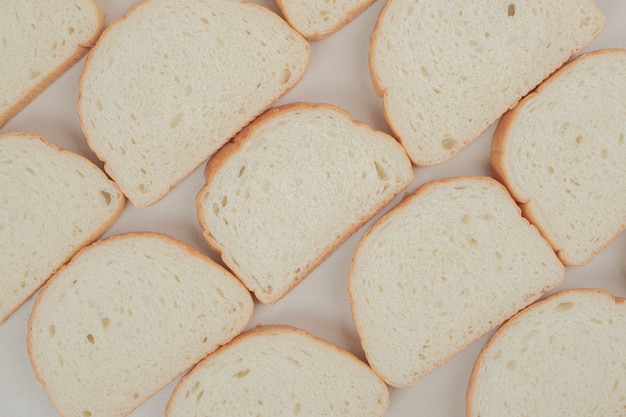 白い表面にスライスした新鮮な白パン
