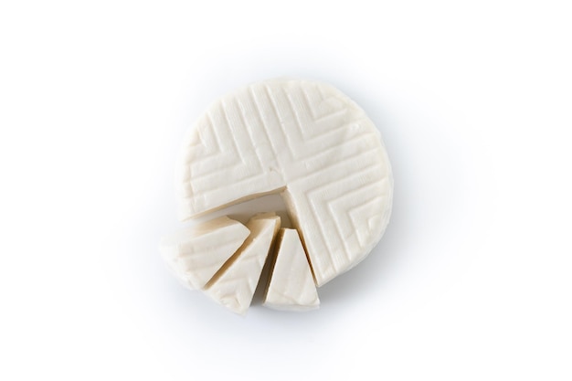 Бесплатное фото Нарезанный свежий белый сыр из коровьего молока, изолированный на белом фоне. вид сверху