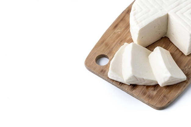 Foto gratuita formaggio bianco fresco a fette di latte di mucca isolato su sfondo bianco