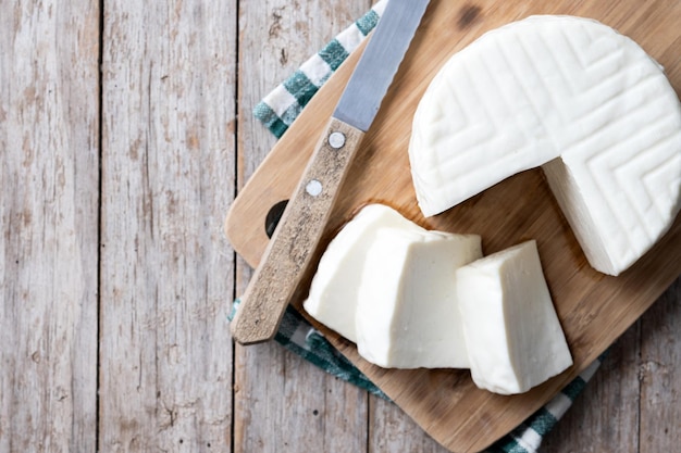 Foto gratuita formaggio bianco fresco tagliato a fette di latte di mucca su sfondo bianco