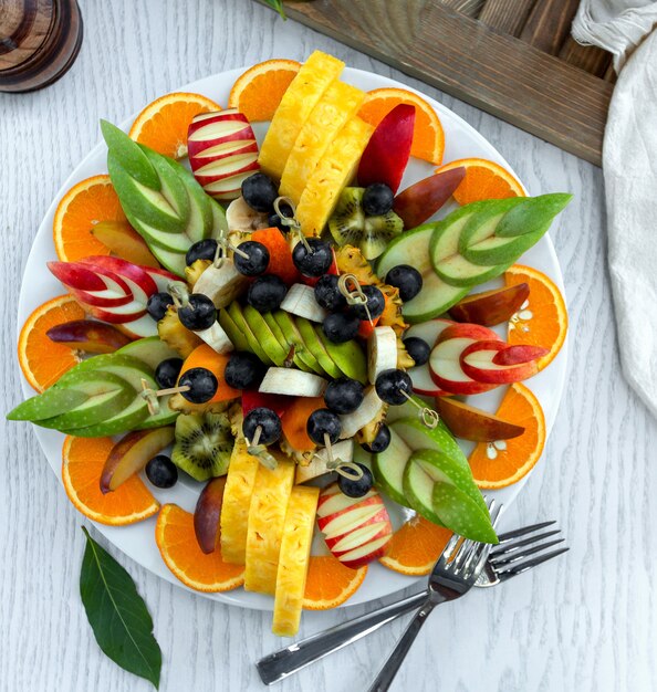 Sliced fruit salad nicely laid out in plate