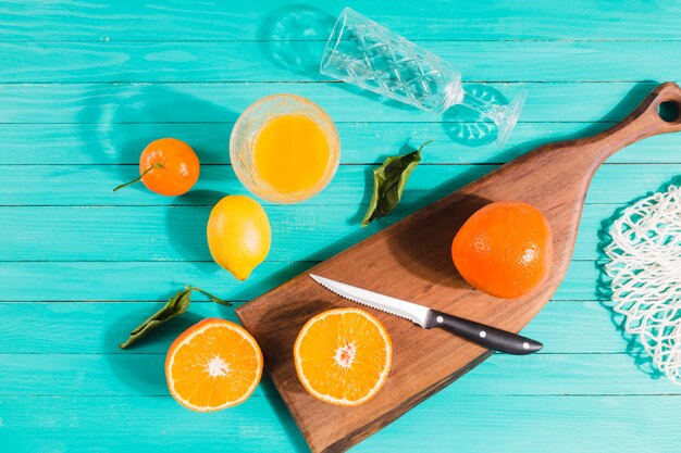 Sliced fruits and juice glasses on table