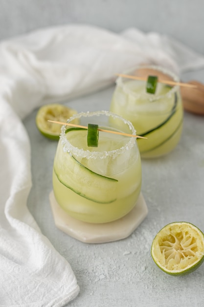 Free photo sliced green apple fruit on white textile