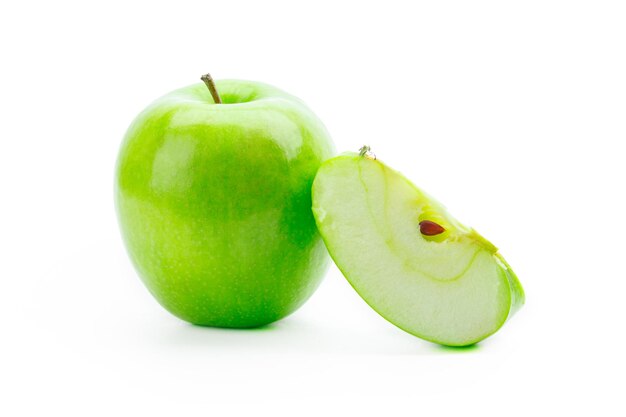 Нарезанное зеленое яблоко, изолированные на белом фоне