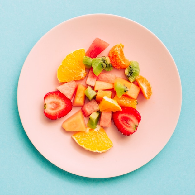 Бесплатное фото Нарезанные сочные освежающие экзотические фрукты на тарелке