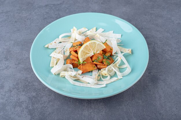 Foto gratuita lavash affettato e carota al forno nel piatto, sulla superficie di marmo.