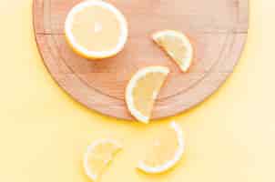 무료 사진 커팅 보드에 레몬 슬라이스