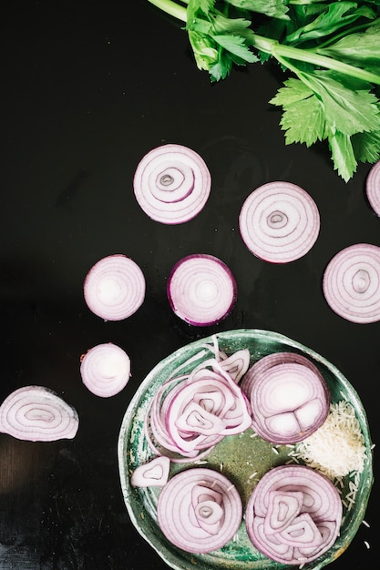 Free photo sliced onion on plate