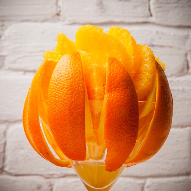 Free photo sliced orange in cocktail glass